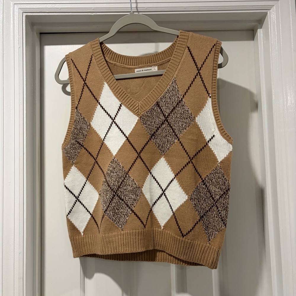 Argyle V-Neck Sweater Vest in Camel